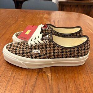 NWT!  Men’s brown Vans Premium Authentic Harris Tweed pack! Size 7